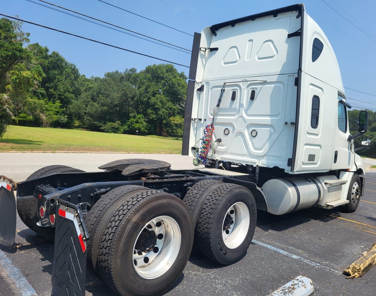 2020 Freightliner Cascadia in Jacksonville, FL — photo 4