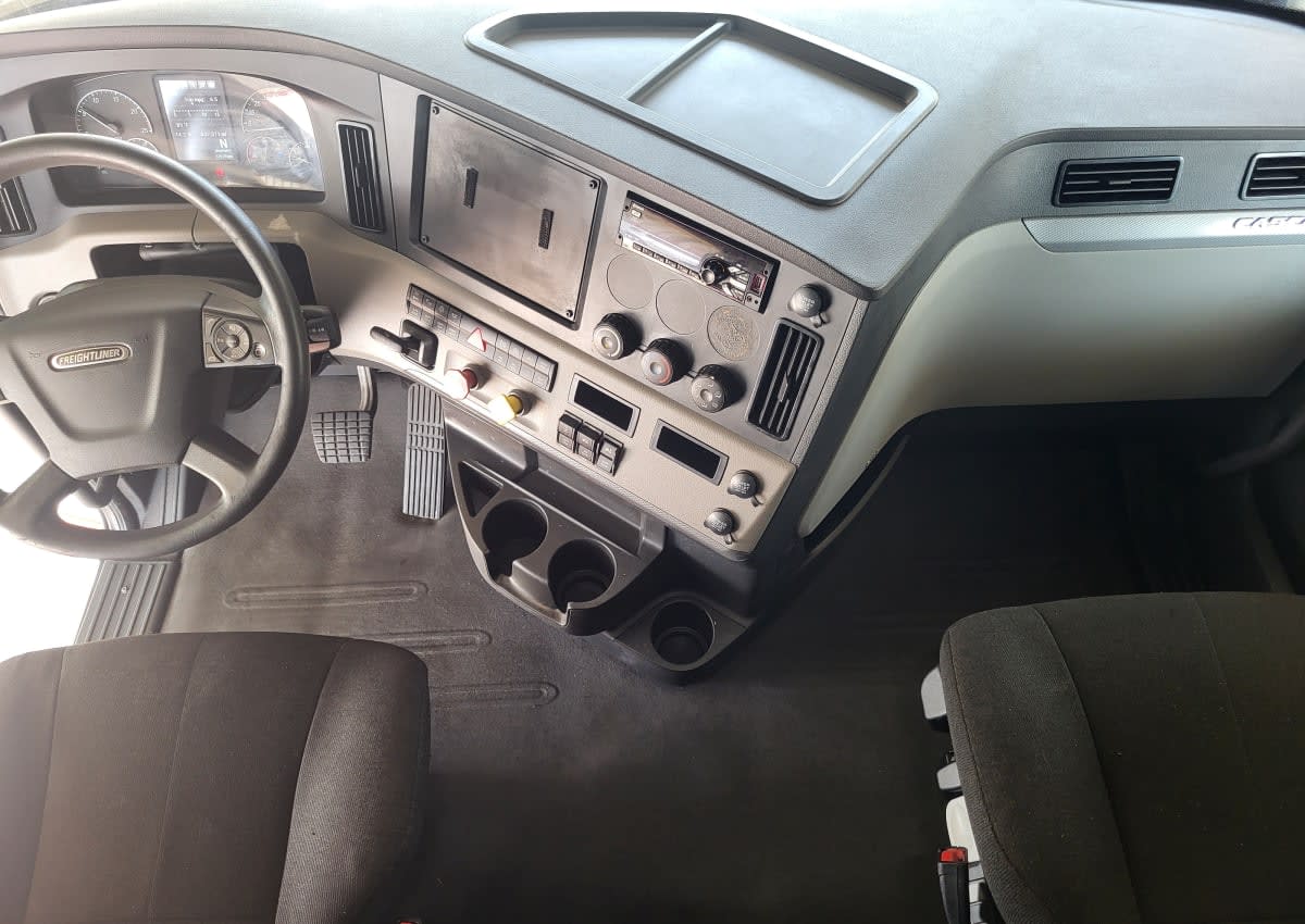 2020 Freightliner Cascadia in Jacksonville, FL — photo 7