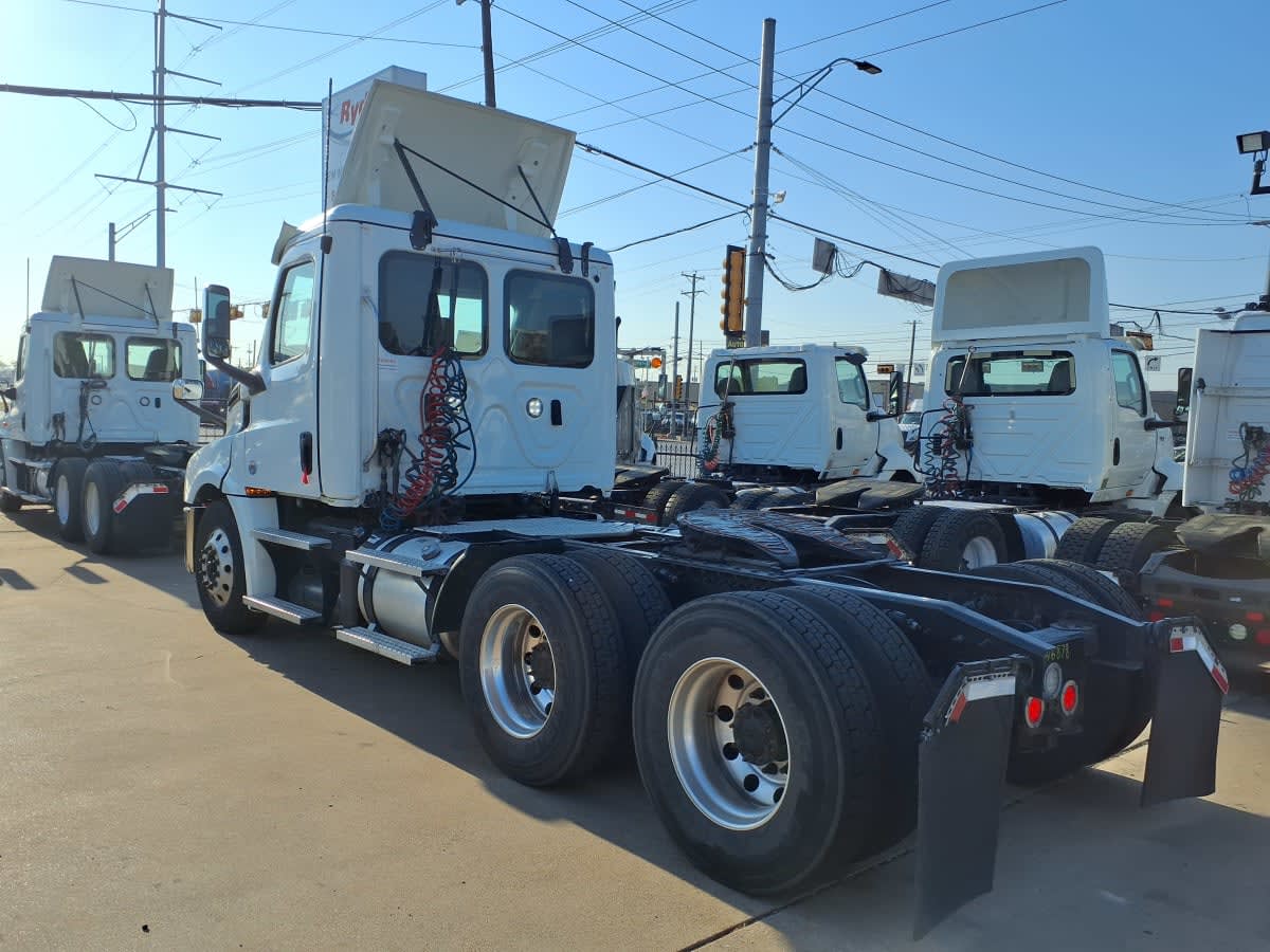 2020 Freightliner Cascadia in Dallas, TX — photo 6