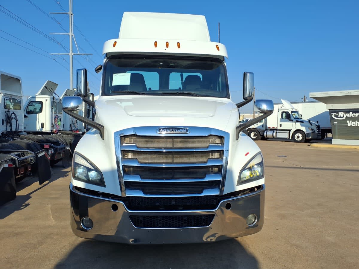 2020 Freightliner Cascadia in Dallas, TX — photo 2