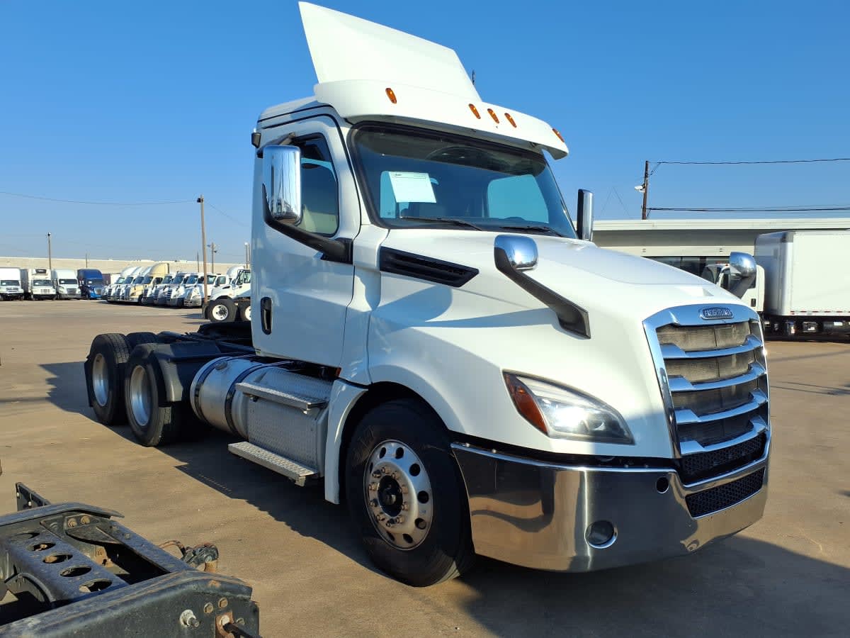 2020 Freightliner Cascadia in Dallas, TX — photo 3