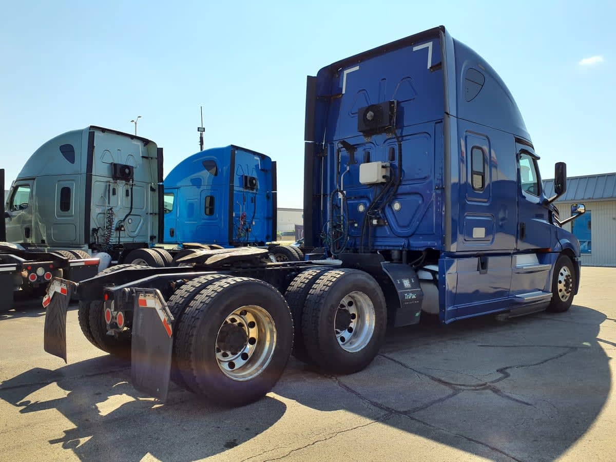 2020 Freightliner Cascadia in Oak Creek, WI — photo 4