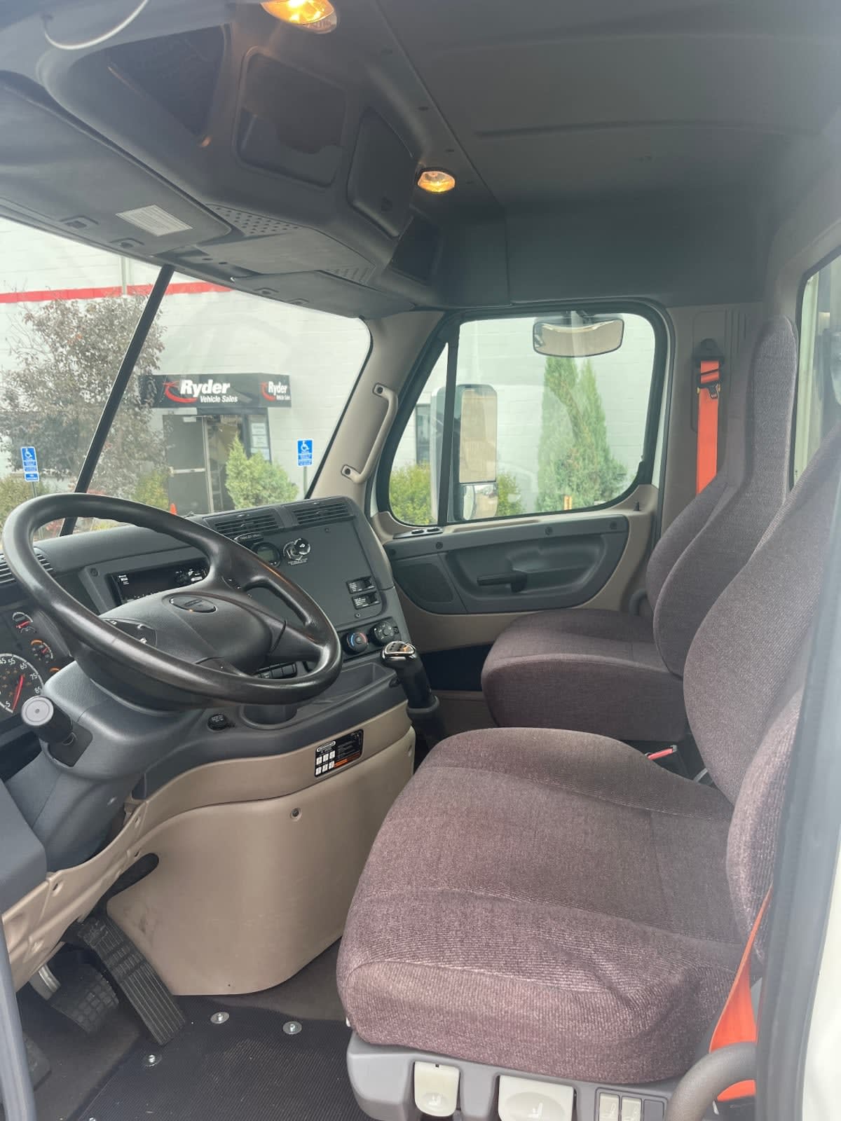 2020 Freightliner Cascadia in Minneapolis, MN — photo 7