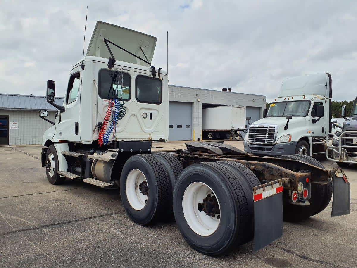 2020 Freightliner Cascadia in Oak Creek, WI — photo 6