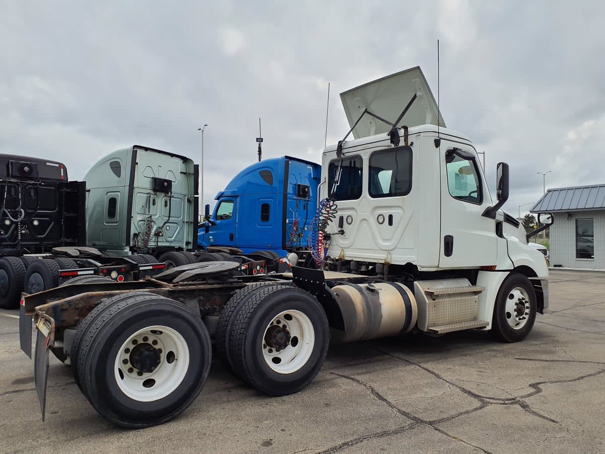2020 Freightliner Cascadia in Oak Creek, WI — photo 4