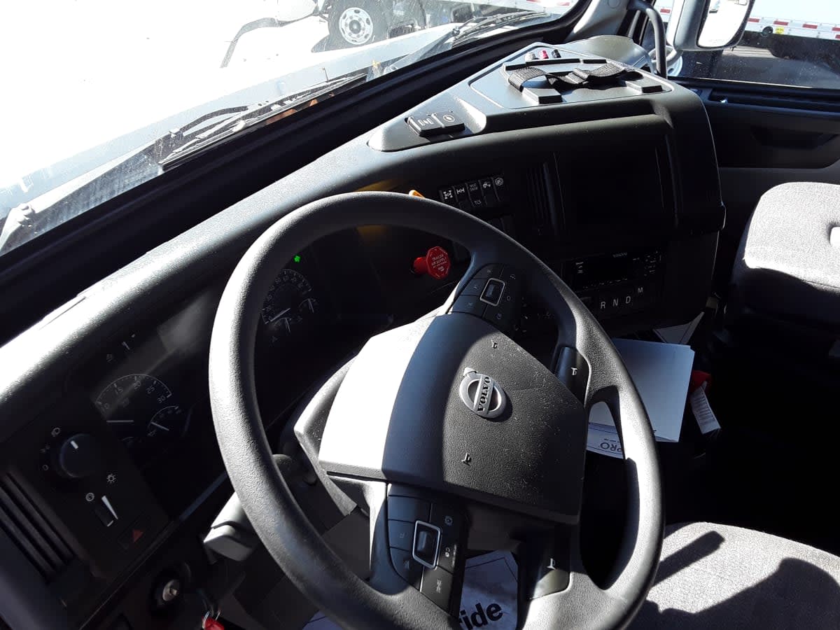 2020 Volvo - image 8