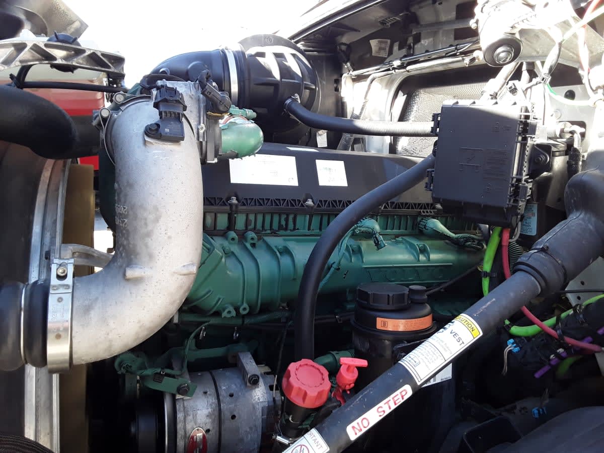 2020 Volvo - image 5