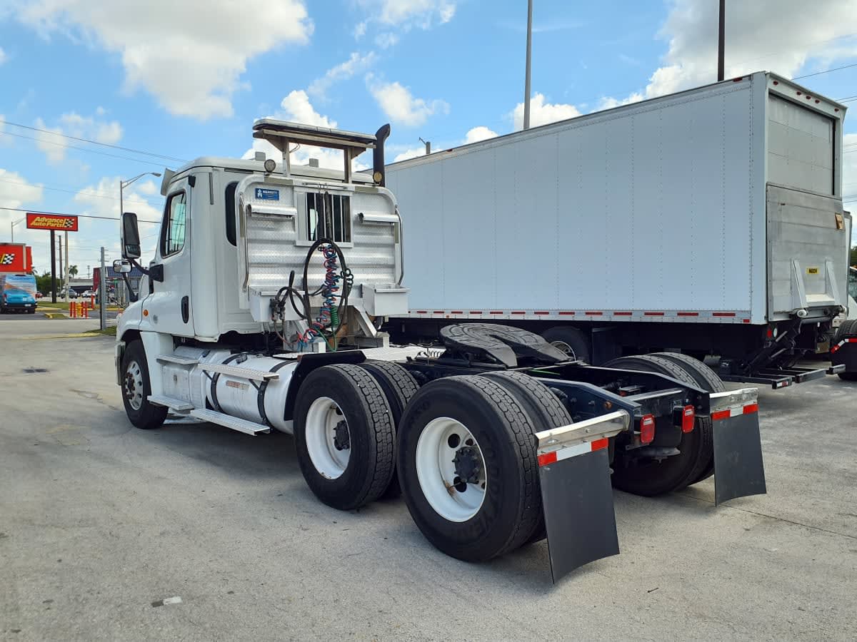 2019 Freightliner Cascadia in Miami, FL — photo 6