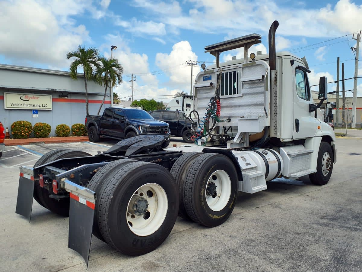 2019 Freightliner Cascadia in Miami, FL — photo 4