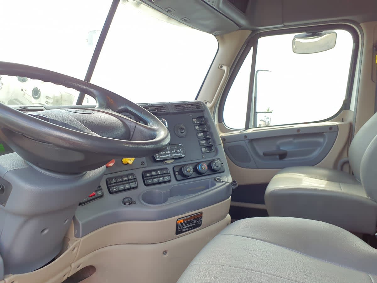 2019 Freightliner Cascadia in Miami, FL — photo 7