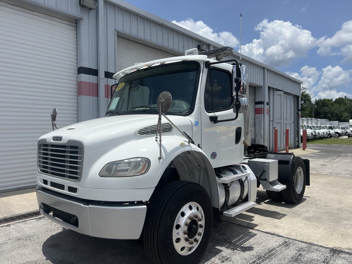 2018 Freightliner M2 106 - image 1