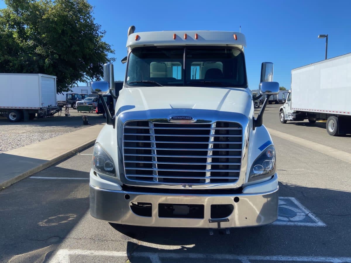 2020 Freightliner Cascadia in West Sacramento, CA — photo 2