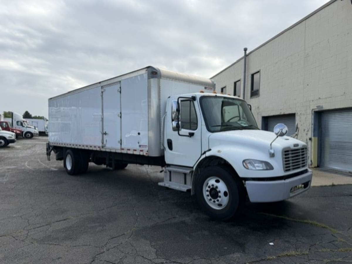 2020 Freightliner M2 106 in Farmingdale, NY — photo 3