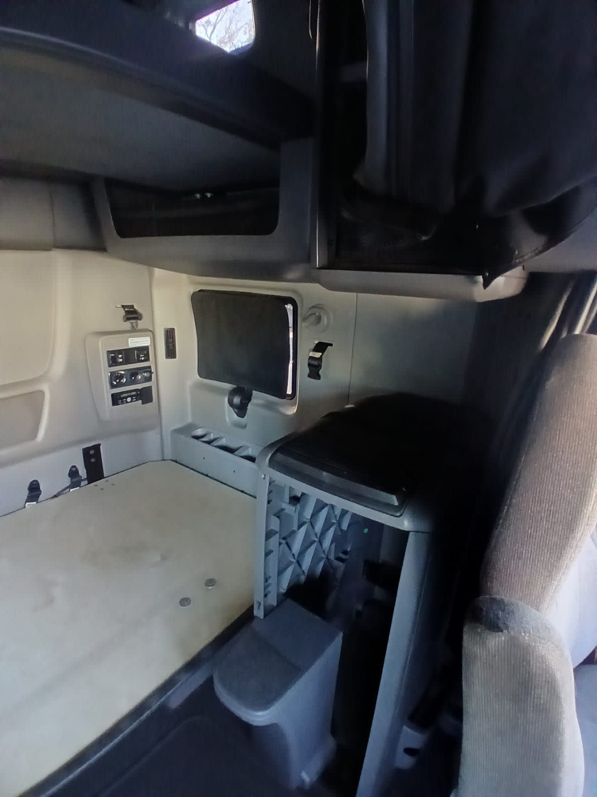 2020 International - image 14