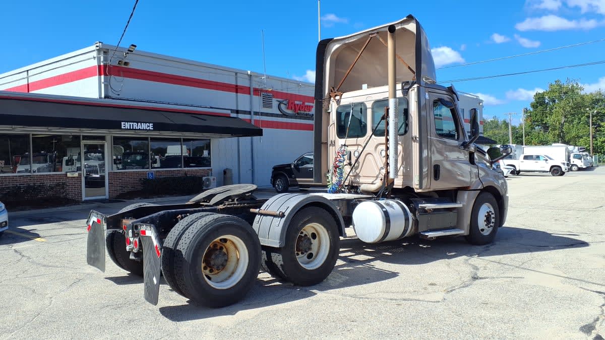 2021 Freightliner Cascadia in Warwick, RI — photo 4