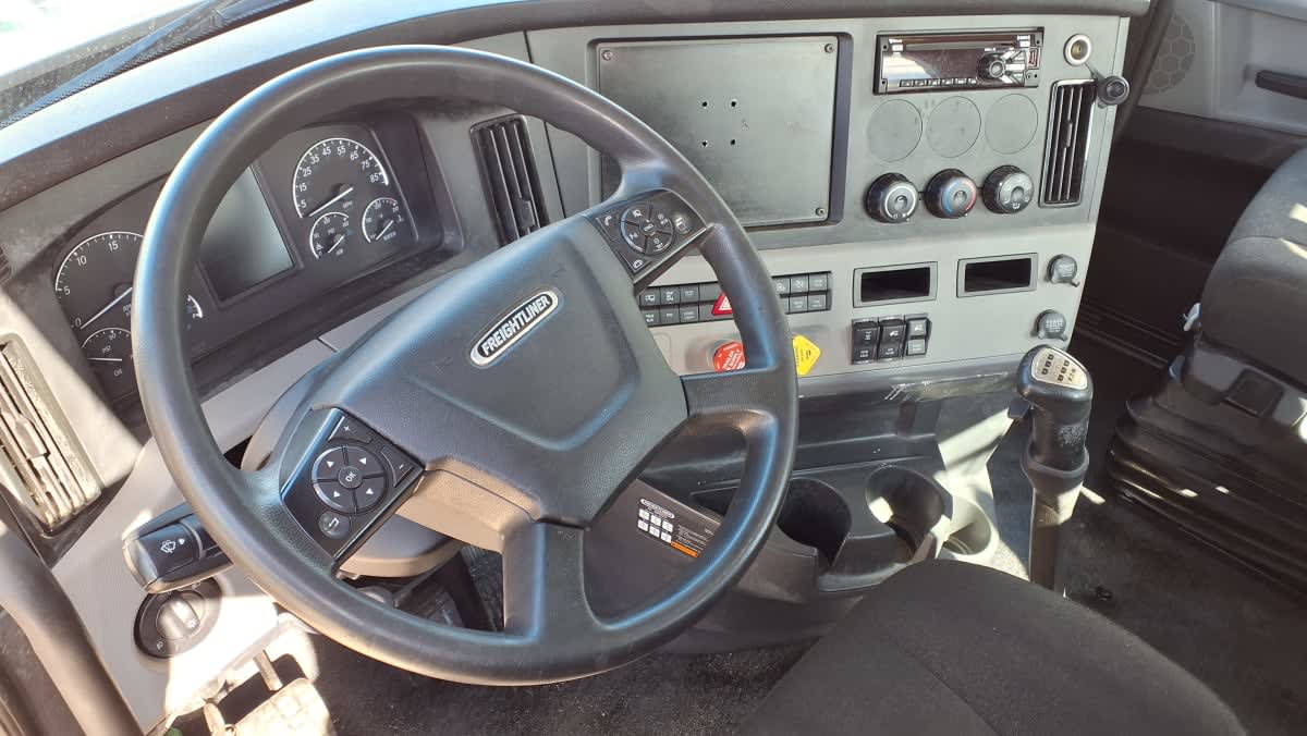 2021 Freightliner Cascadia in Warwick, RI — photo 7