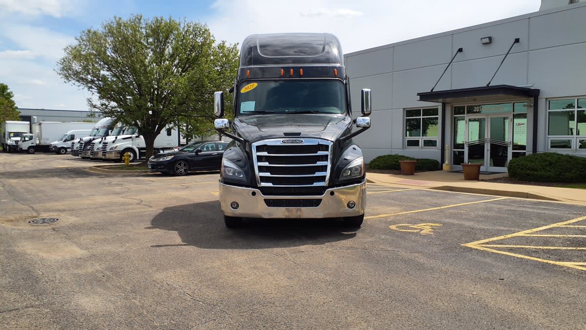 2021 Freightliner Cascadia in Bolingbrook, IL — photo 2