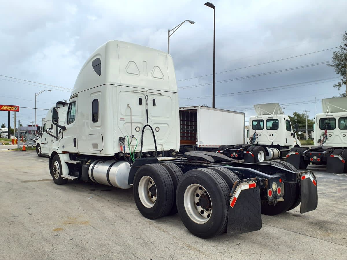 2020 Freightliner Cascadia in Miami, FL — photo 6