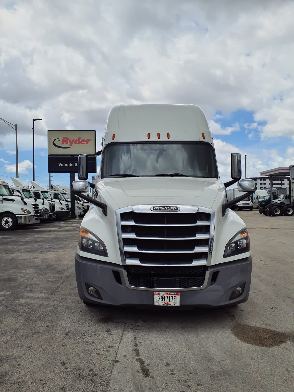 2020 Freightliner Cascadia in Miami, FL — photo 2