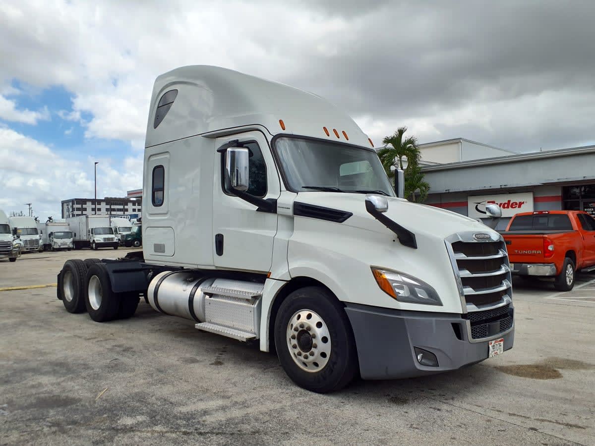 2020 Freightliner Cascadia in Miami, FL — photo 3