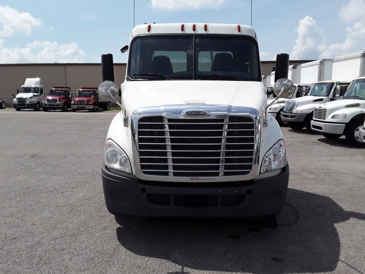 2020 Freightliner Cascadia in La Vergne, TN — photo 2