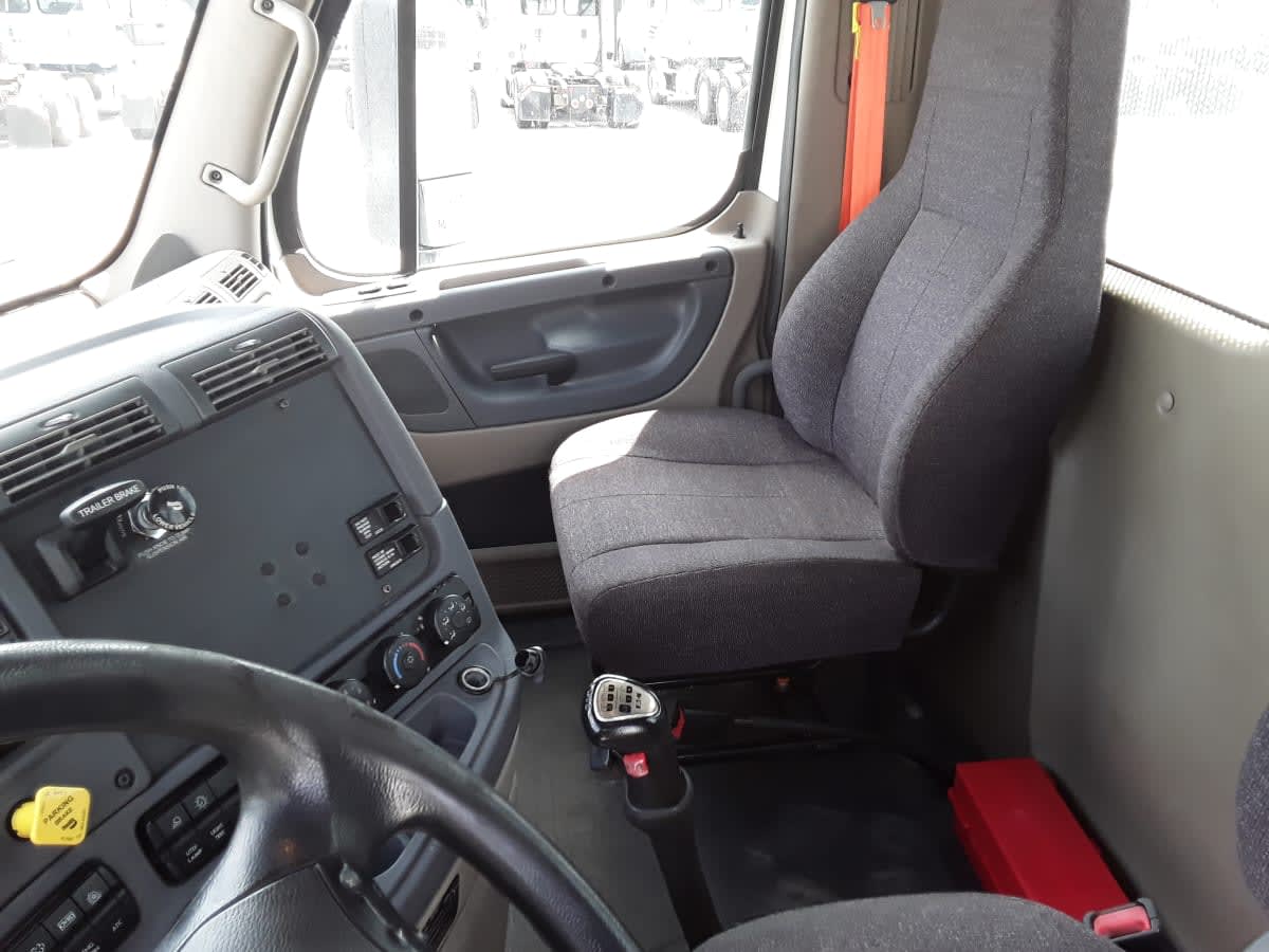 2020 Freightliner Cascadia in La Vergne, TN — photo 7