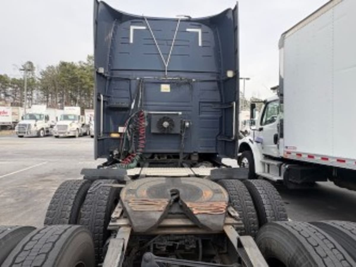 2020 Volvo - image 5