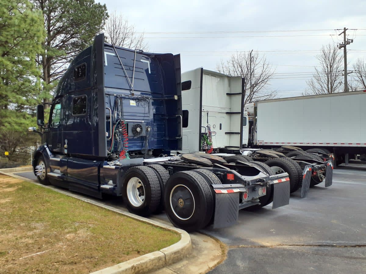 2020 Volvo - image 6