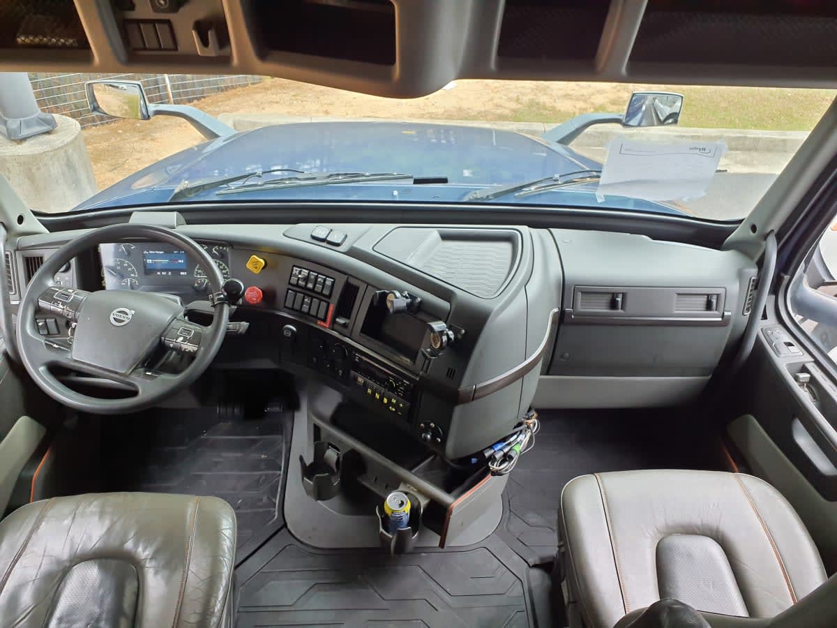 2020 Volvo - image 7