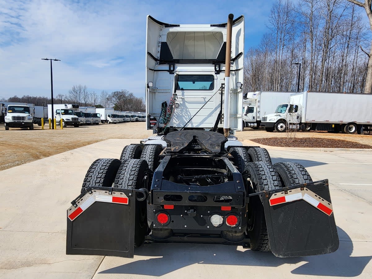 2020 Volvo - image 5