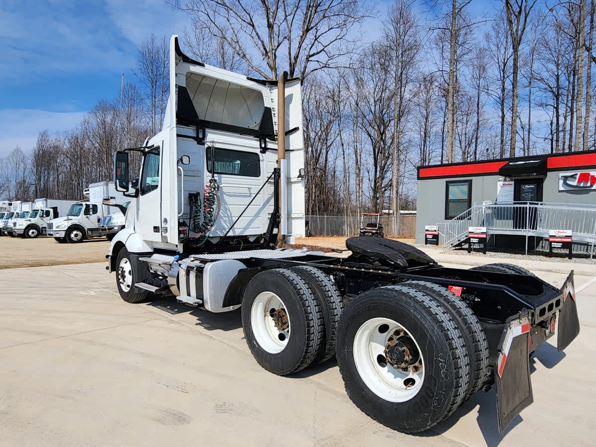 2020 Volvo - image 6