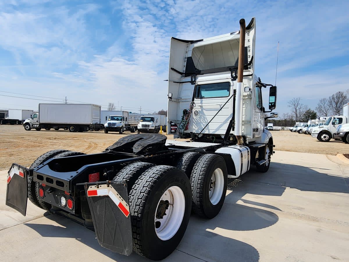 2020 Volvo - image 4