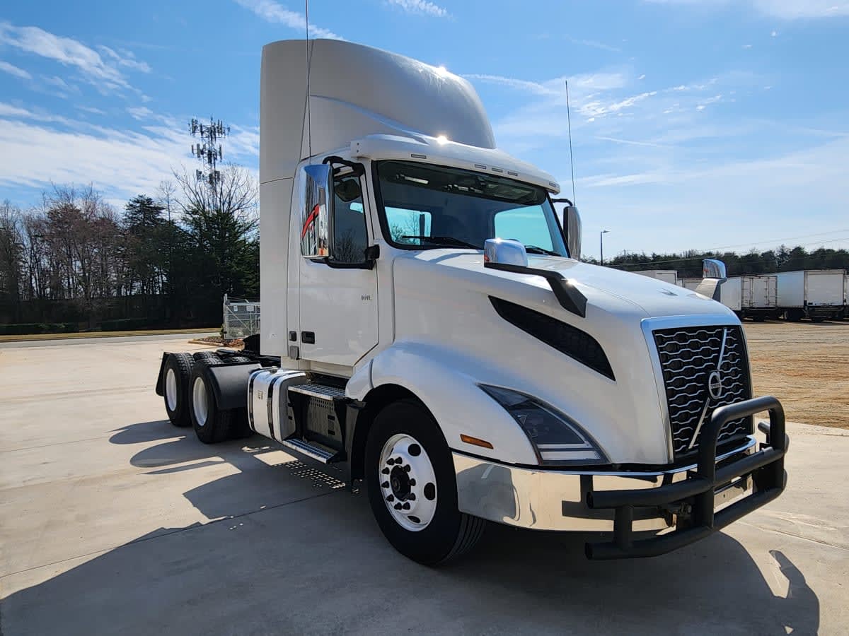 2020 Volvo - image 3