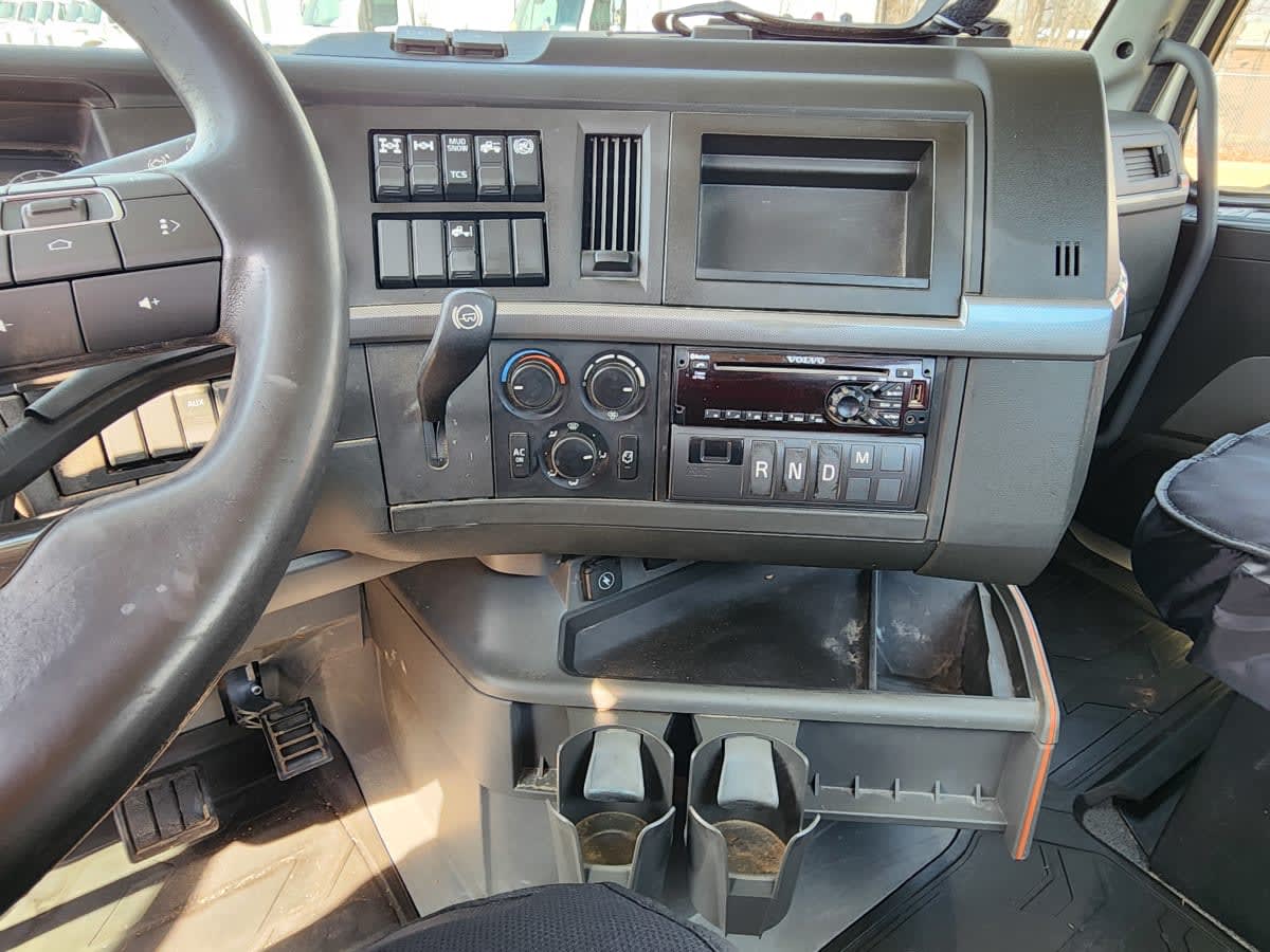 2020 Volvo - image 8