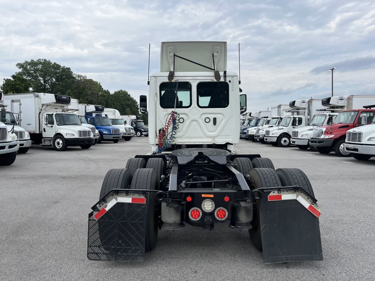 2019 Freightliner Cascadia in Beltsville, MD — photo 5