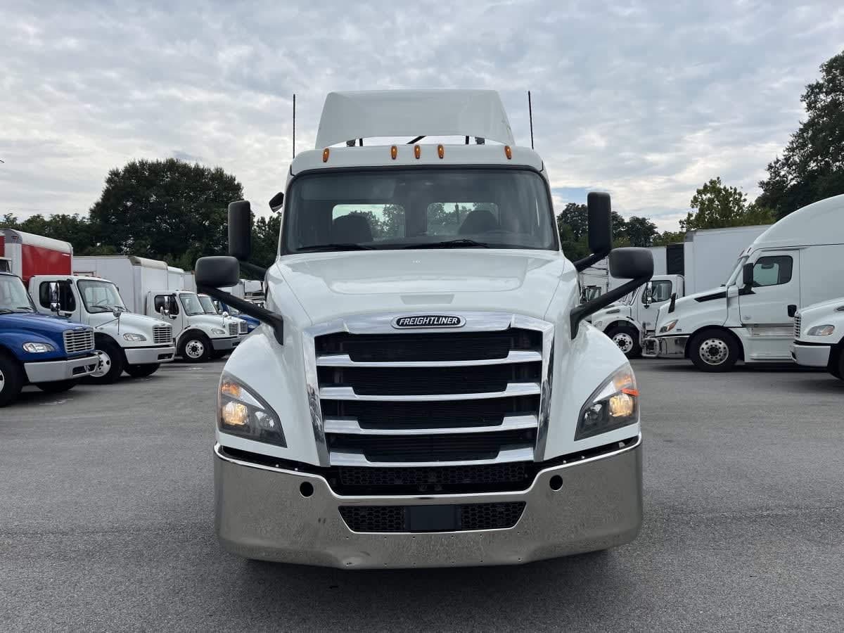 2019 Freightliner Cascadia in Beltsville, MD — photo 2