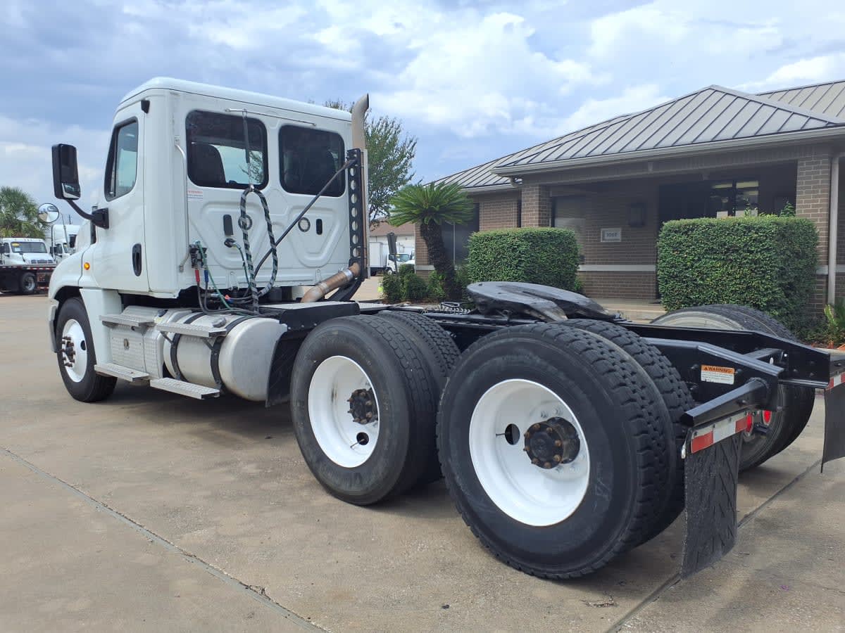 2020 Freightliner Cascadia in Houston, TX — photo 6