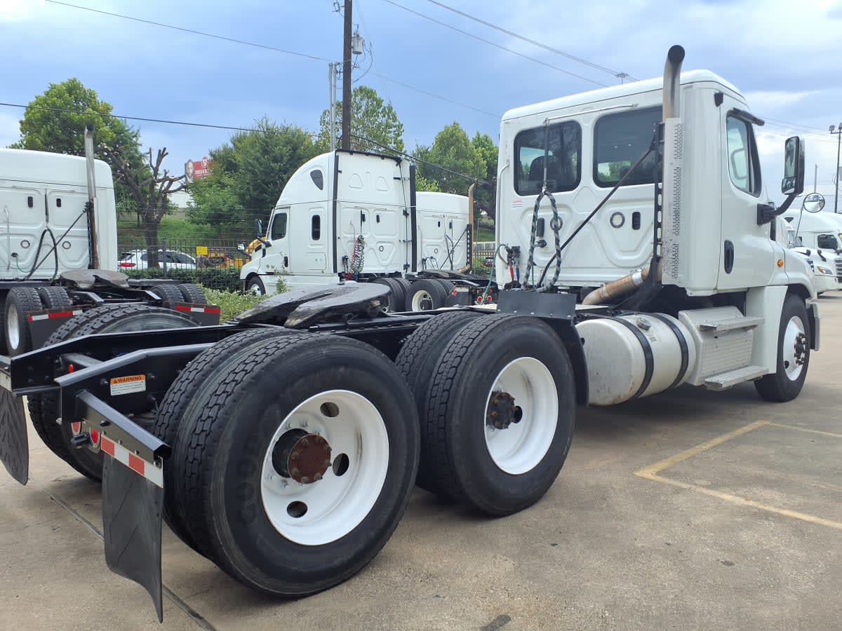 2020 Freightliner Cascadia in Houston, TX — photo 4