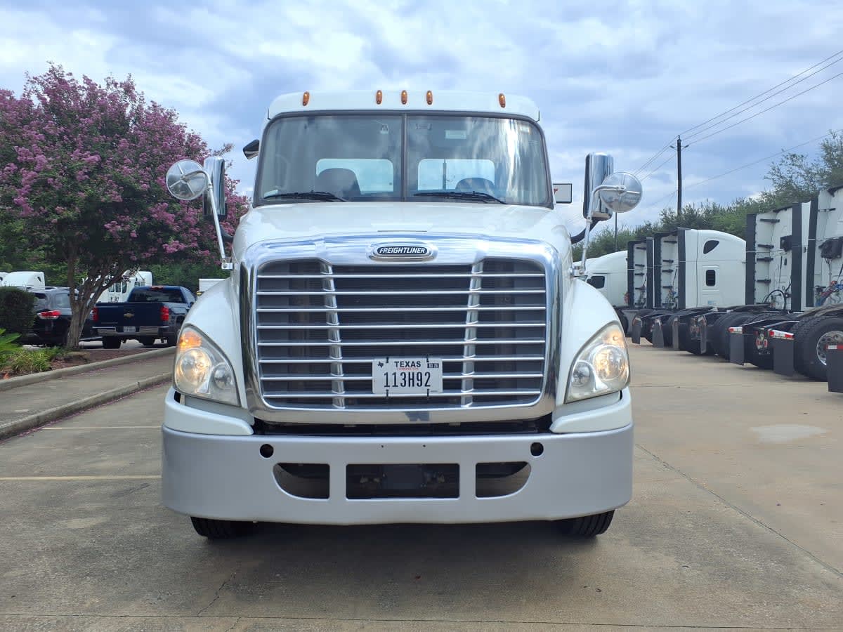 2020 Freightliner Cascadia in Houston, TX — photo 2