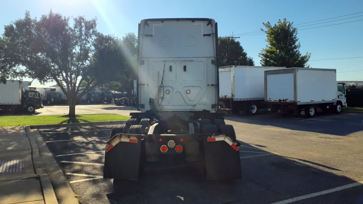 2021 Freightliner Cascadia in Bolingbrook, IL — photo 5