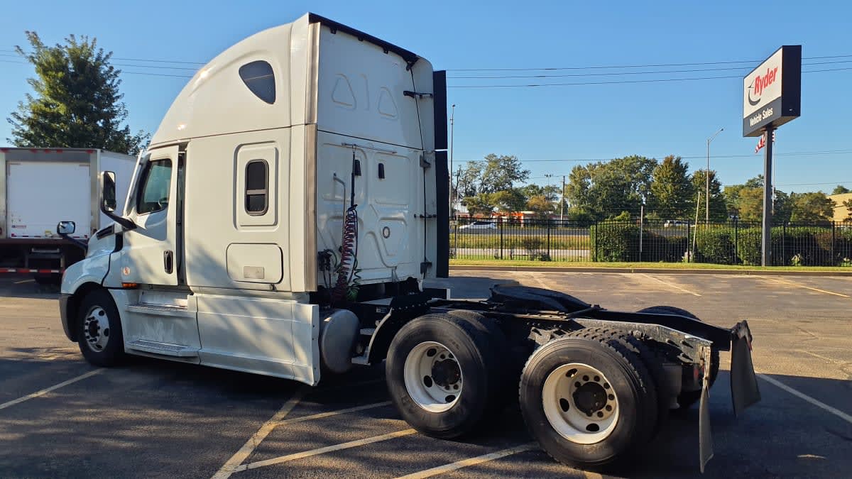 2021 Freightliner Cascadia in Bolingbrook, IL — photo 6