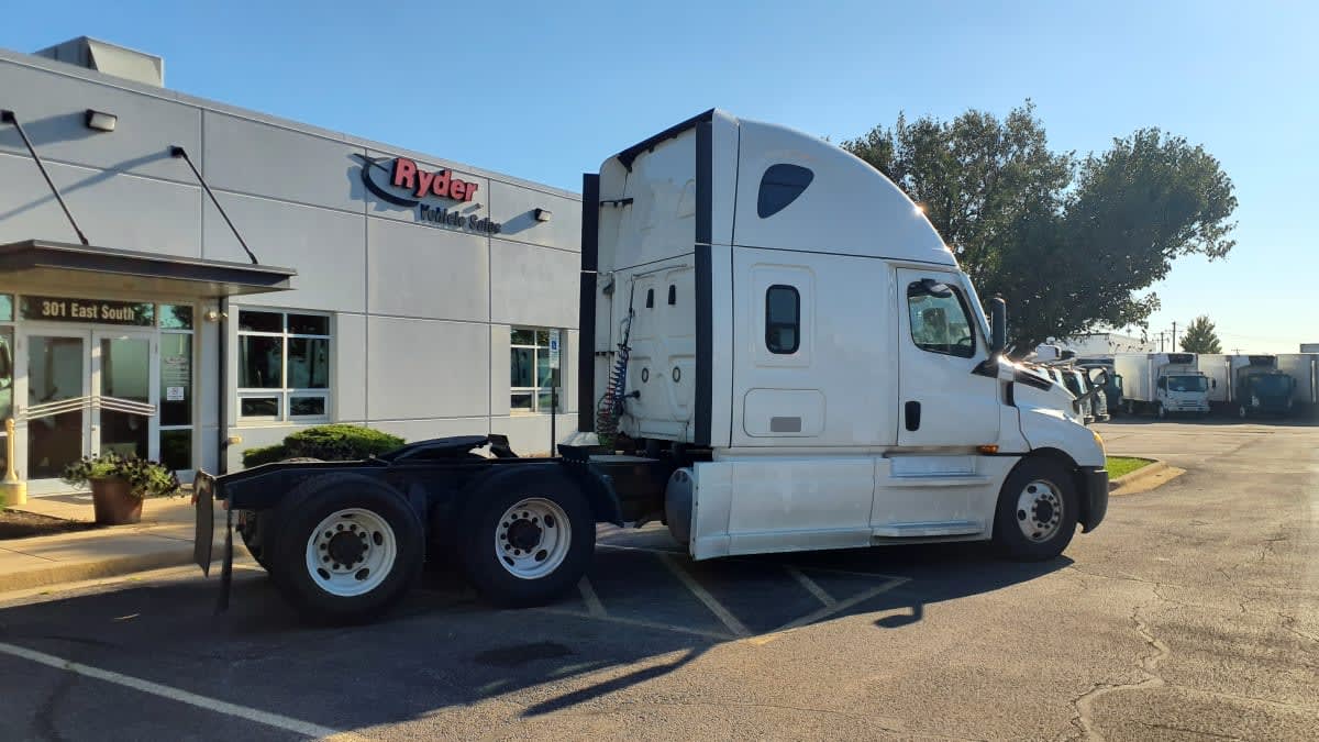 2021 Freightliner Cascadia in Bolingbrook, IL — photo 4