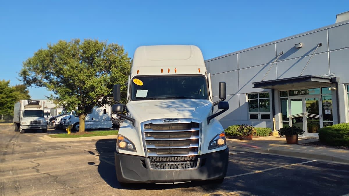 2021 Freightliner Cascadia in Bolingbrook, IL — photo 2