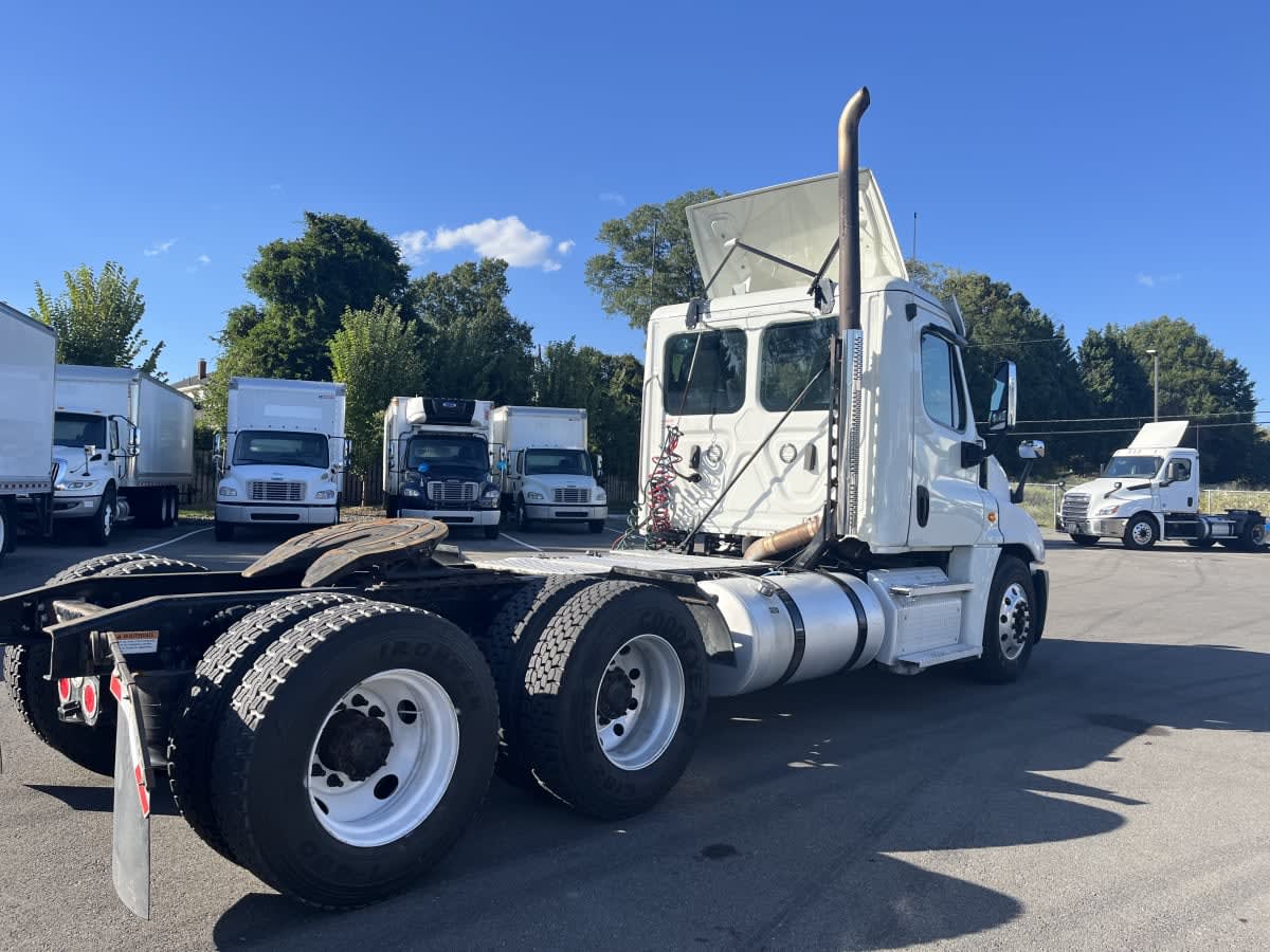 2020 Freightliner Cascadia in Beltsville, MD — photo 4