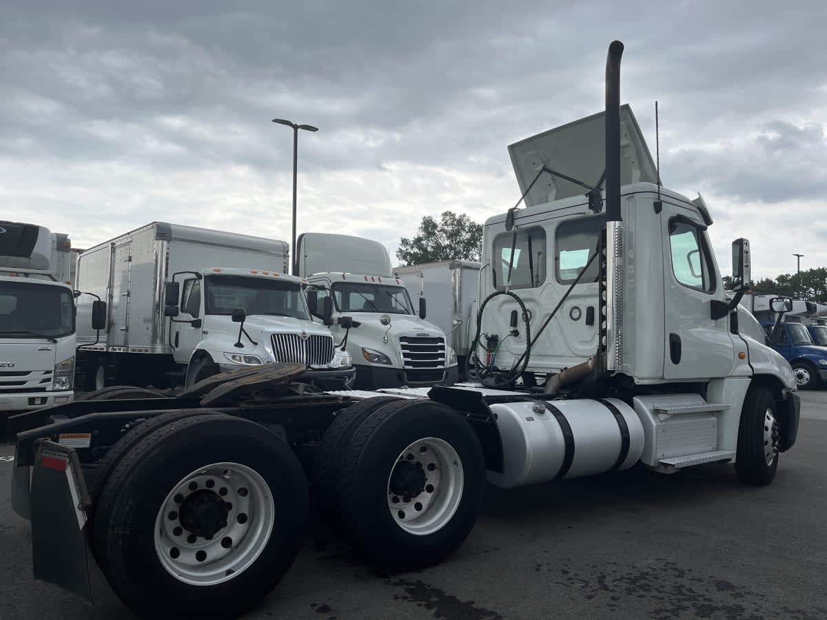 2020 Freightliner Cascadia in Beltsville, MD — photo 4