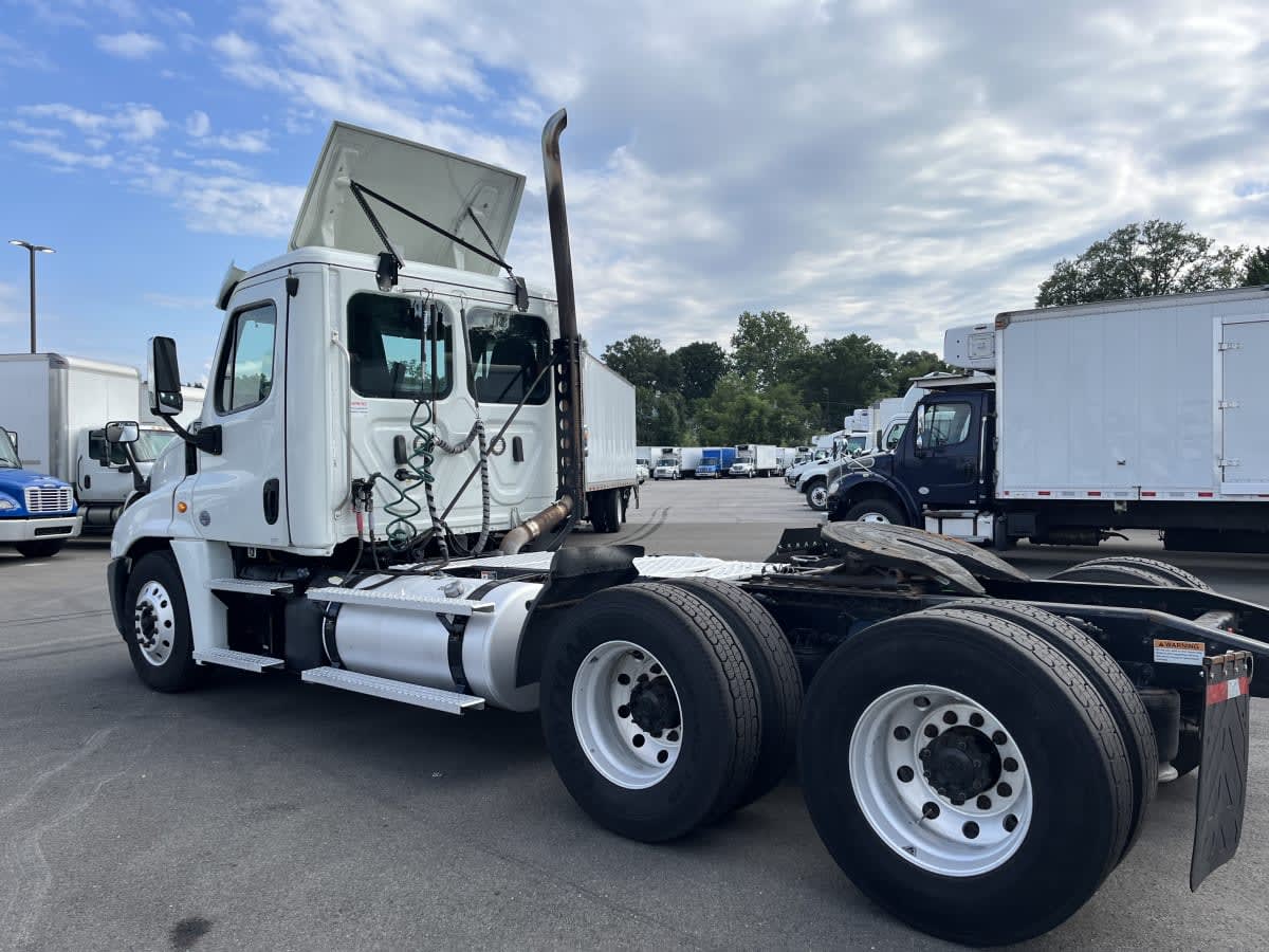 2020 Freightliner Cascadia in Beltsville, MD — photo 6