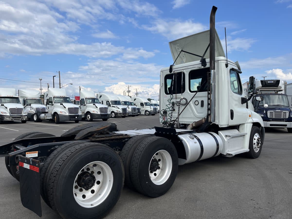 2020 Freightliner Cascadia in Beltsville, MD — photo 4