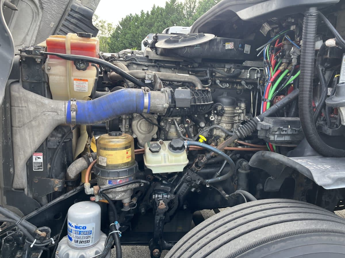 2020 Freightliner Cascadia in Beltsville, MD — photo 8