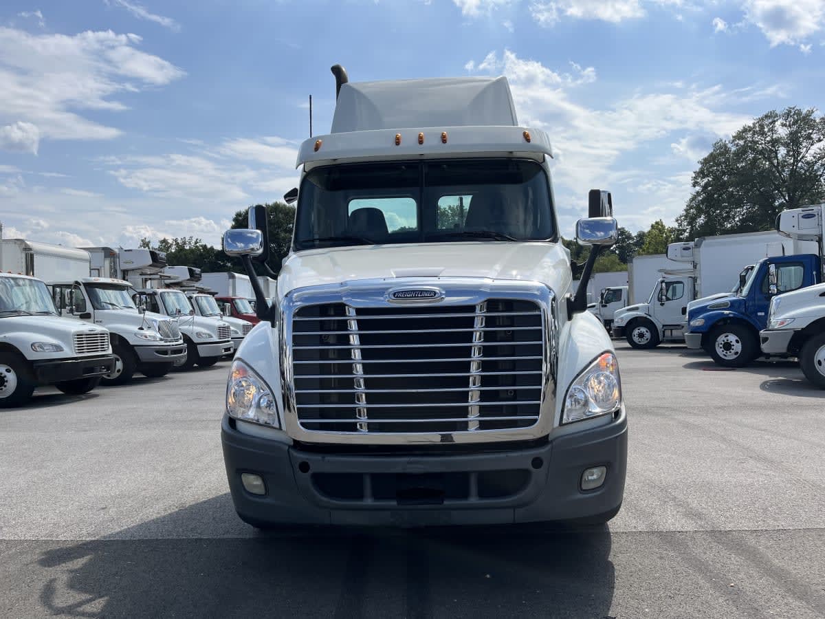 2020 Freightliner Cascadia in Beltsville, MD — photo 2
