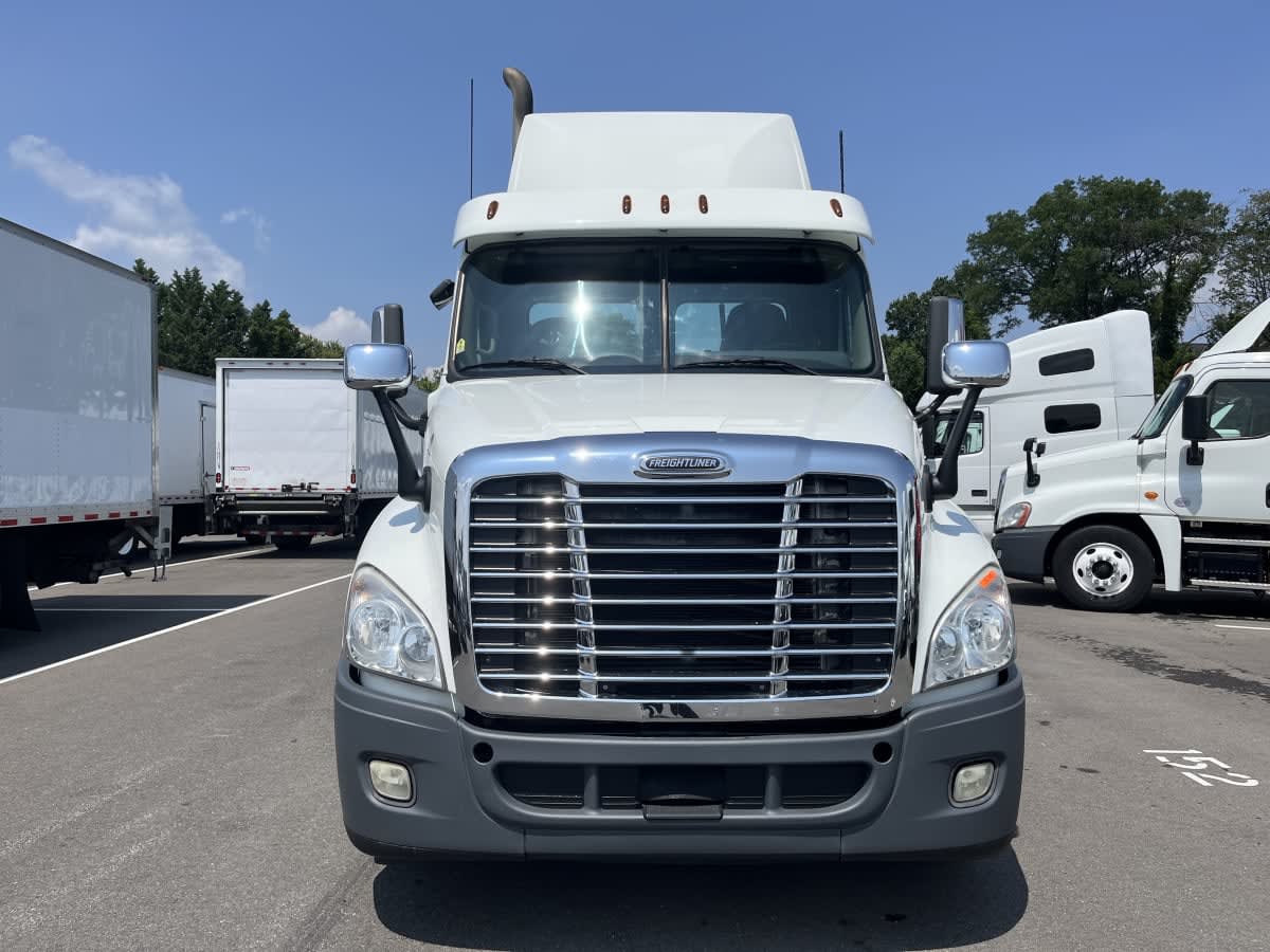 2020 Freightliner Cascadia in Beltsville, MD — photo 2